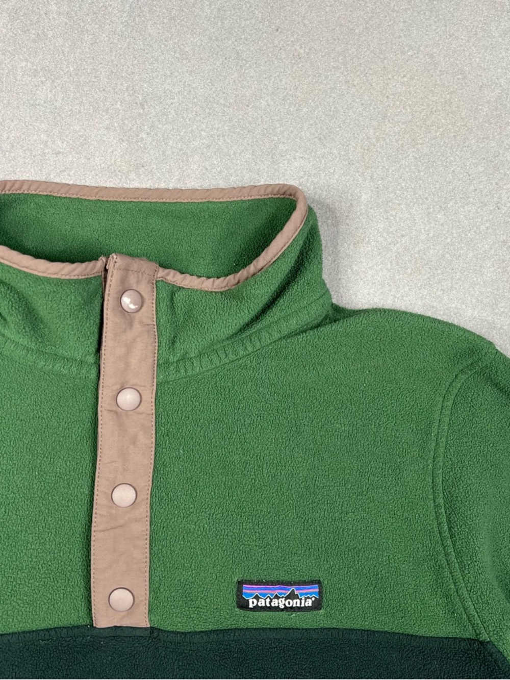 Patagonia Men’s Two-Tone Green Zip Fleece with Tan Trim - Picture 3 of 4